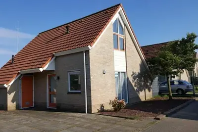 Image de A detached 6-person bungalow with approx. 102m2 of living comfort and a lovely garden with covered terrace right by the water.