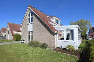 Image de A detached 6-person bungalow with approx. 102m2 of living comfort and a lovely garden with a covered terrace.