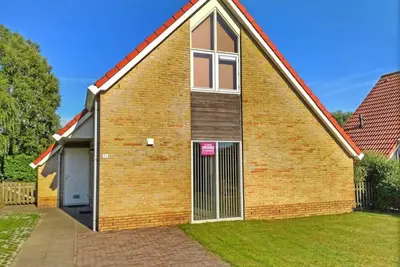 Image de A detached 6-person bungalow with approx. 102m2 of living comfort and a lovely garden right by the water.