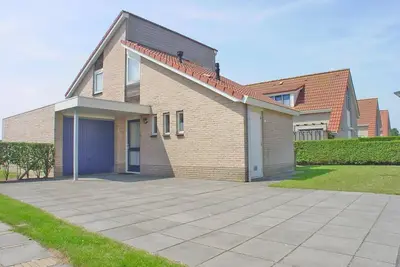 Image de his typ Schelde is a spacious detached bungalow for 8 persons with a spacious garden.