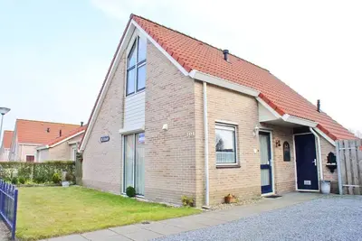 Image de A detached 6-person bungalow with approx. 102m2 of living comfort and a lovely garden, covered terrace right by the water.