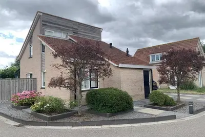 Image de This spacious detached bungalow, type Schelde, for 8 persons with a spacious garden, on the water, has been completely renovated.