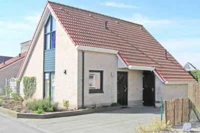 Image de A detached 6-person bungalow with approx. 102m2 of living comfort and a lovely garden with covered terrace right by the water.