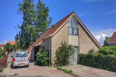 Image de A detached 6-person bungalow with approx. 90m2 of living comfort and a lovely garden right by the water.