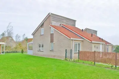 Image de A spacious detached bungalow for 8 people with a spacious garden. With approx. 112m2 of living space, you have a lovely living room and modern open-plan kitchen.