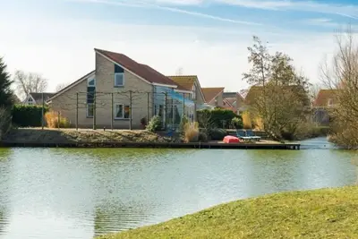 Image de A spacious detached bungalow for 8 with a spacious garden; several terraces and located directly on the water.