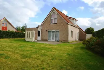 Image de A detached 6-person bungalow with approx. 102m2 of living comfort and a lovely garden right by the water.