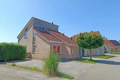 Image de Scheldeveste type Schelde+ is a spacious detached bungalow for 6 persons with a spacious garden. With approximately 112m2 of living space, it has a lovely living room with a conservatory and an open-plan kitchen.