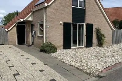 Image de This detached house type Zwin on holiday park Scheldeveste is a detached 6-person bungalow with approx. 102m2 of living comfort and a lovely garden.
