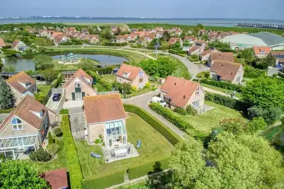 Image de Scheldeveste 165 is a spacious detached house for 8 people with a fully enclosed garden. With a living area of 112m2, you have access to a spacious living room with attached bright conservatory.