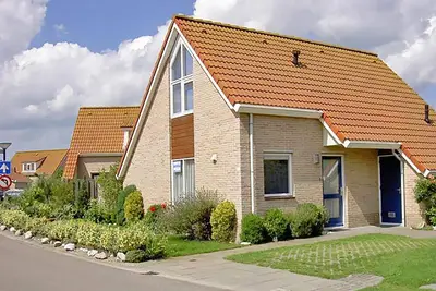 Image de Breskens Vakanties - Strandpark Scheldeveste Zwin 167. This detached 6-person holiday bungalow with approx. 102m2 of living comfort and a spacious garden.