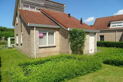 Image de This detached house type Schelde on holiday park Scheldeveste is a spacious detached bungalow for 8 persons with a spacious garden right at the water's edge. With approx. 112m2 of living space, it has a lovely living room with an attached conservator