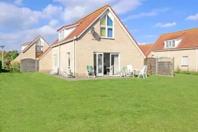 Image de Breskens Vakanties. Strandpark Scheldeveste Zwin 180. A detached 6-person bungalow with approx. 102m2 of living comfort and a lovely garden right by the water.