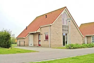 Image de Zwin no. 184 on Scheldeveste beach park. A detached 6-person bungalow with approx. 102m2 of living comfort and a lovely garden right by the water.