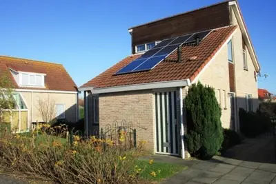 Image de This detached house type Schelde on holiday park Scheldeveste is a spacious detached bungalow for 6 persons with a spacious garden. With approx. 112m2 of living space, it has a lovely living room with an attached conservatory and an open kitchen.