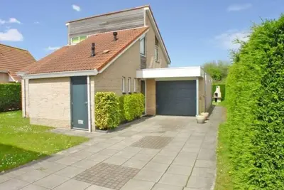 Image de This detached house type Schelde on holiday park Scheldeveste is a spacious detached bungalow for 6 persons with a spacious garden. With approx. 112m2 of living space, it has a lovely living room with an attached conservatory and an open kitchen.