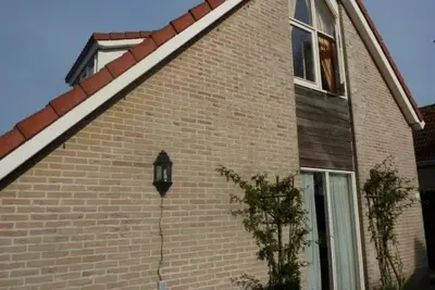 Image de A detached bungalow with a living comfort of about 102m2. The lovely spacious garden surrounding the house of almost 600 m2 gives you privacy and the opportunity to enjoy the sun at any hour of the day.