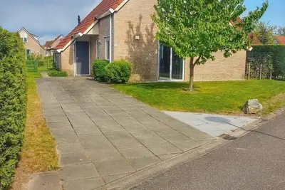 Image de Scheldeveste 228 is a detached 6-person bungalow with approx. 102m2 of living comfort and a lovely garden that is 100% enclosed by a fence. Besides a cosy living room and a practical kitchen with completely new appliances.