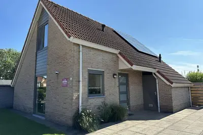 Image de Scheldeveste 256 is a detached 6-person bungalow with approx. 102m2 of living comfort with attached conservatory and a lovely garden. The terrace with conservatory is located on the south side of the house.