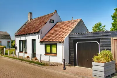 Image de Tragel 37 is located on the edge of the village of Schoondijke, about 5km from Breskens and the beach. The cottage is located at a short distance from the cycle network,