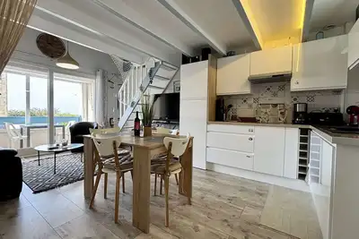 Image de Duplex rénové avec aperçu mer, proche port et plage, parking inclus