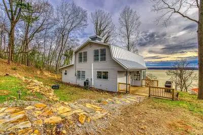Image de Relax with the family at this beautiful lakefront cabin located on Wilson Lake!