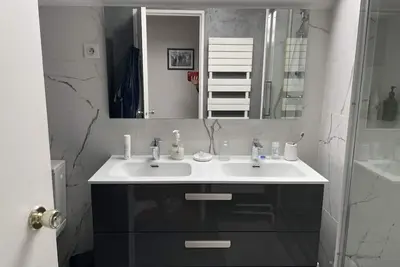 Image de chambre Ă louer dans un domaine avec piscine et tennis proche de Versailles.