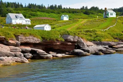 Image de We are about 12 miles south of Oakland International Airport