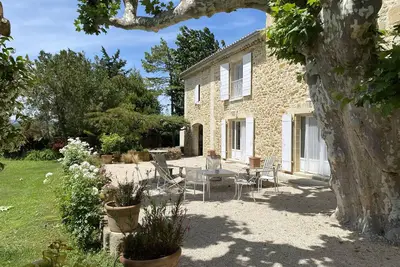 Image de Bastide avec piscine et grand parc en campagne