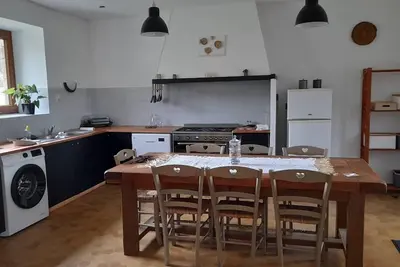 Image de Gîte à la campagne entouré de verdure proche des nombreux sites à visiter