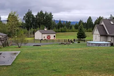Image de Experience Country Living at this beautiful 5 acre Hobby Farm Gated Estate