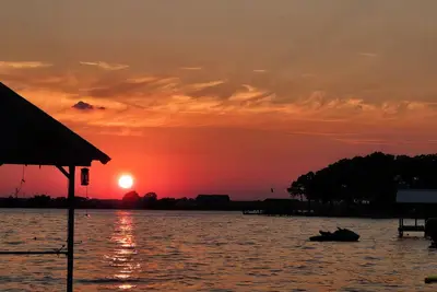 Image de Lakehouse Retreat to Relax & Unwind, and take in the Best Sunsets on the Lake!