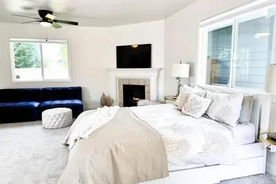 Image de Cozy Private Guestroom, super close to great hiking trails!