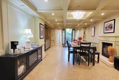 Image de Elegant Home w/Cozy Fireplace & Movie Theater-Near Toronto Airport