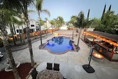 Image de Centrally located beach-house themed resort style home with pool and hot tub