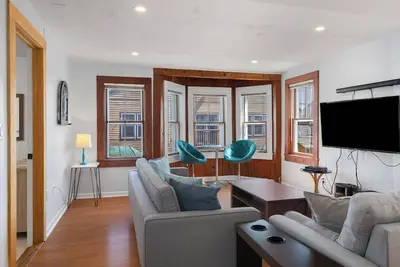 Image de directly in the heart of Ptown, lots of room for fun and friends w/parking