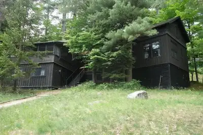 Image de High Peaks Adjacent Family Retreat.