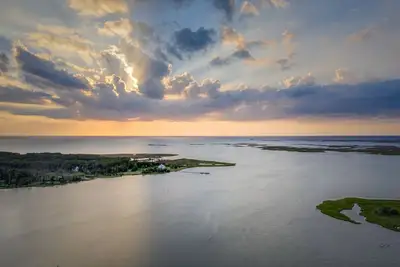 Image de Family Friendly Waterfront Escape w\/pier, gameroom, and fire pit!