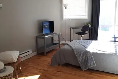 Image de Home away from home! Nice and cozy studio with a Private Backyard.