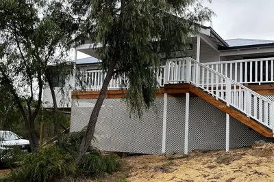 Image de Brand new elevated spacious 3 bedroom house walking distance to all amenities.