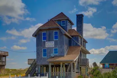 Image de Rodanthe N. C. Historical, restored. Ocean front house, Toes in the sand at beach