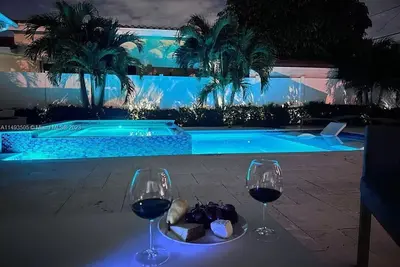 Image de Luxury Spa, Saltwater Heated Pool, 3mins To the Beach 3br House Miami Vice Theme