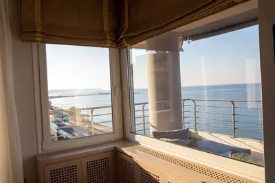 Image de Salty Breeze Beachfront Apartment-Premium Stay