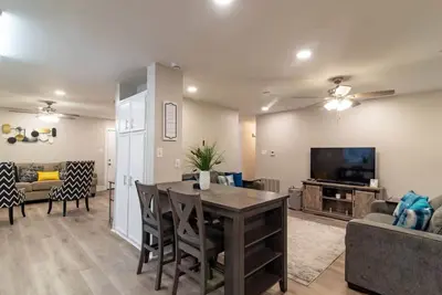 Image de Modern Comfort Meets Serenity: Newly Remodeled 3br Home in Pecan Lake