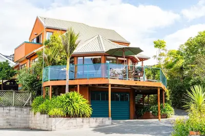Image de The Langs - With stunning views, expansive entertaining areas inside and out and an unparalleled location once you are here you won't want to leave. Grab you friends and family or organise your corporate get together at this luxury beach-side retreat