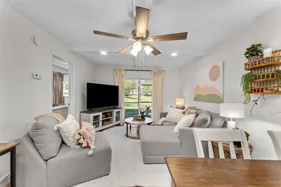 Image de Beautiful 2 bedroom 2 bathroom condo with patio.