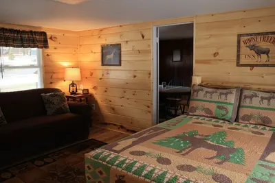 Image de Family cabin at Rowe’s Cabins. We are the family fun place.