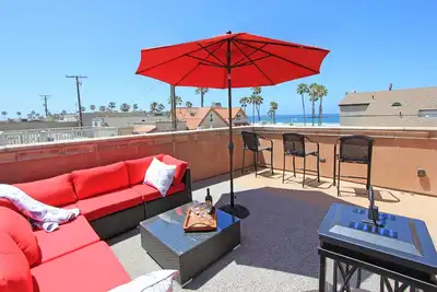 Image de Single Family Newport Home with Stunning Beach Views