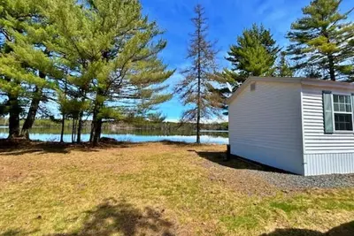 Image de Private, Peaceful, lakefront, fully furnished 2-bedroom Mini-home.