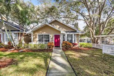 Image de Coastal Cottage\nCozy little cottage is where your adventure begins.